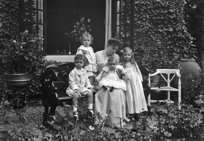 827546 Portret van Agnes Henriette Schuurbecque Boeye - Labouchère met haar kinderen bij het Slot Zeist te Zeist.